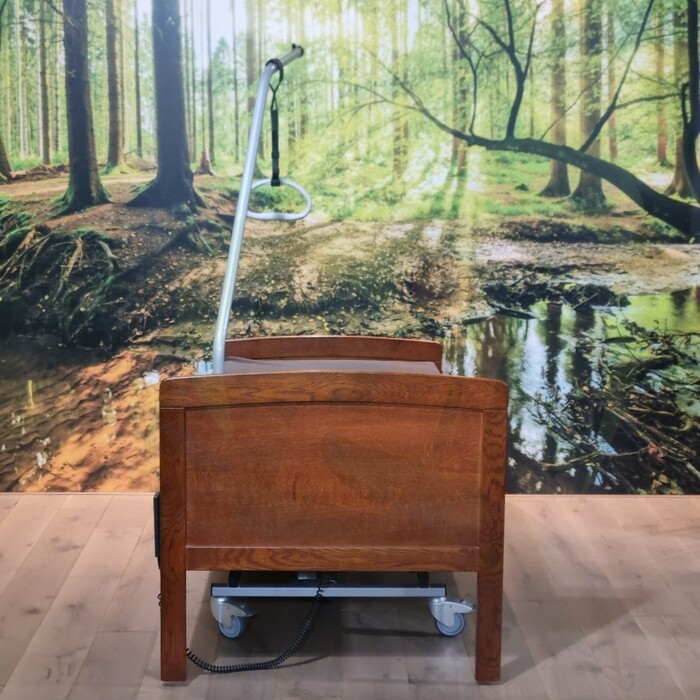 Tweedehands hoog-laag bed - houten bed met papegaai - elektrisch bedienbaar