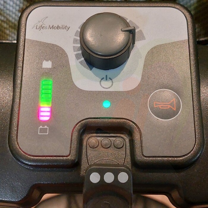 Tweedehands scootmobiel - Life & Mobility Vivo zwart zilver met stokhouder