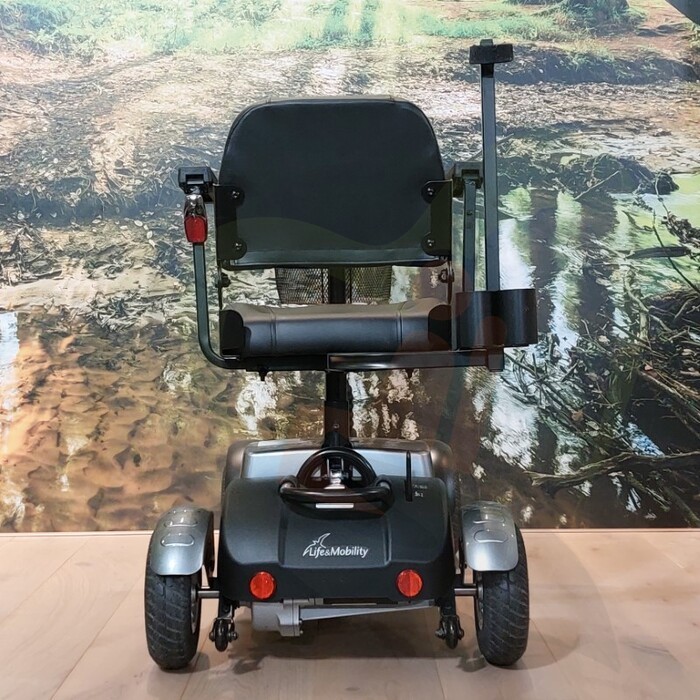 Tweedehands scootmobiel - Life & Mobility Vivo zwart zilver met stokhouder