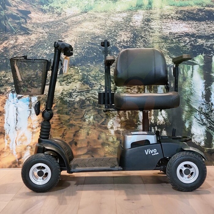 Tweedehands scootmobiel - Life & Mobility Vivo zwart zilver met stokhouder