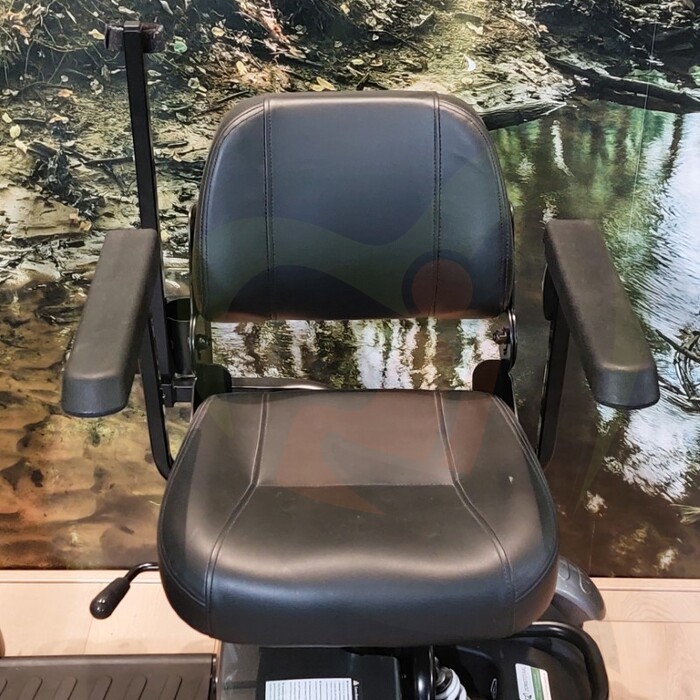 Tweedehands scootmobiel - Life & Mobility Vivo zwart zilver met stokhouder