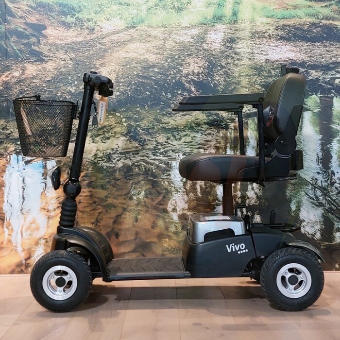 Tweedehands scootmobiel - Life & Mobility Vivo zwart zilver met stokhouder