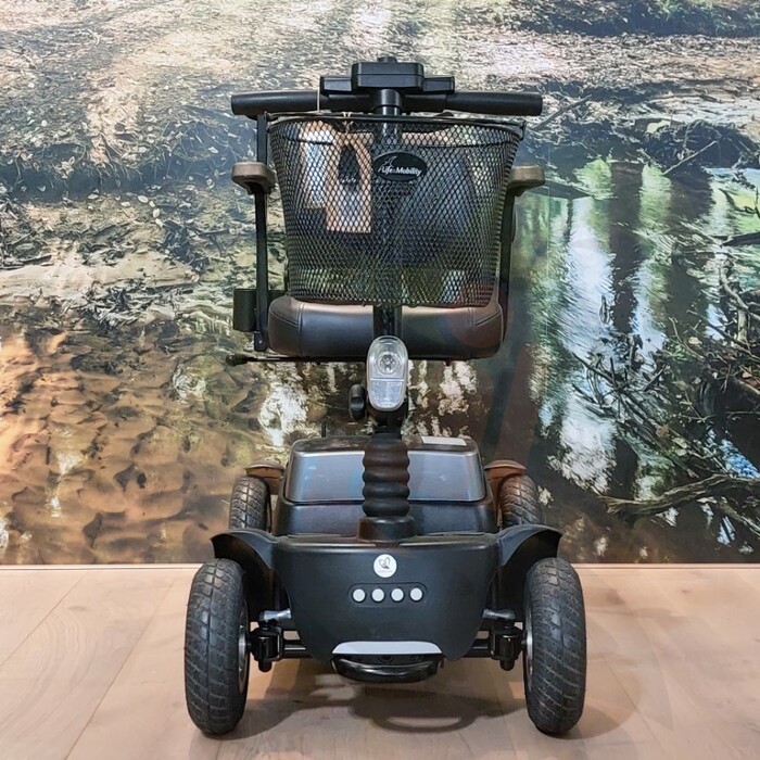Tweedehands scootmobiel - Life & Mobility Vivo zwart zilver met stokhouder