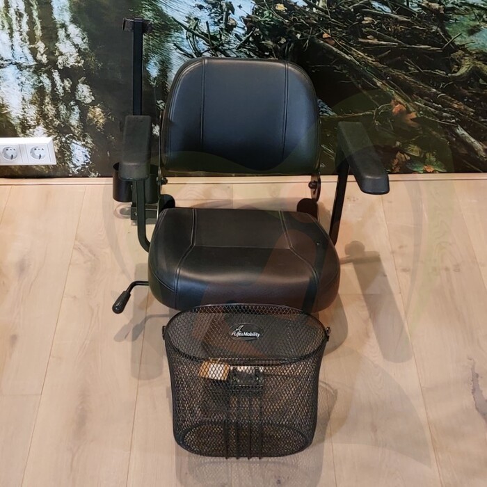 Tweedehands scootmobiel - Life & Mobility Vivo zwart zilver met stokhouder