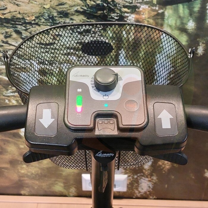 Tweedehands scootmobiel - Life & Mobility Vivo zwart zilver met stokhouder