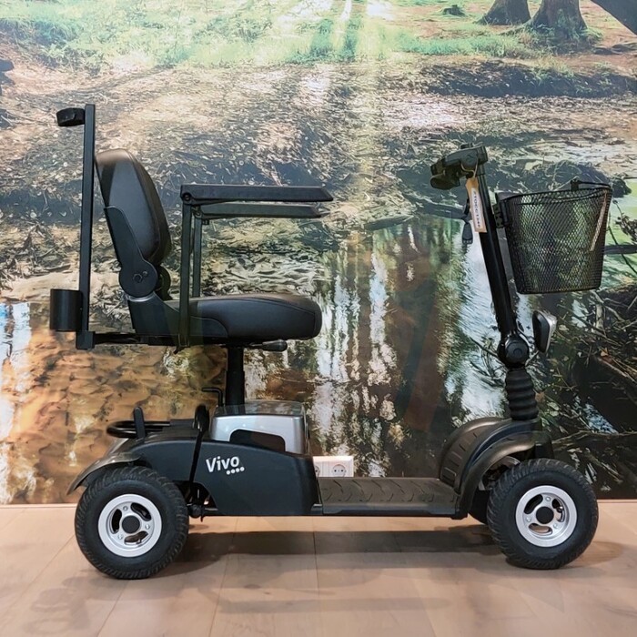Tweedehands scootmobiel - Life & Mobility Vivo zwart zilver met stokhouder