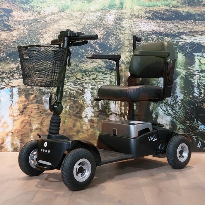 Tweedehands scootmobiel - Life & Mobility Vivo zwart zilver met stokhouder