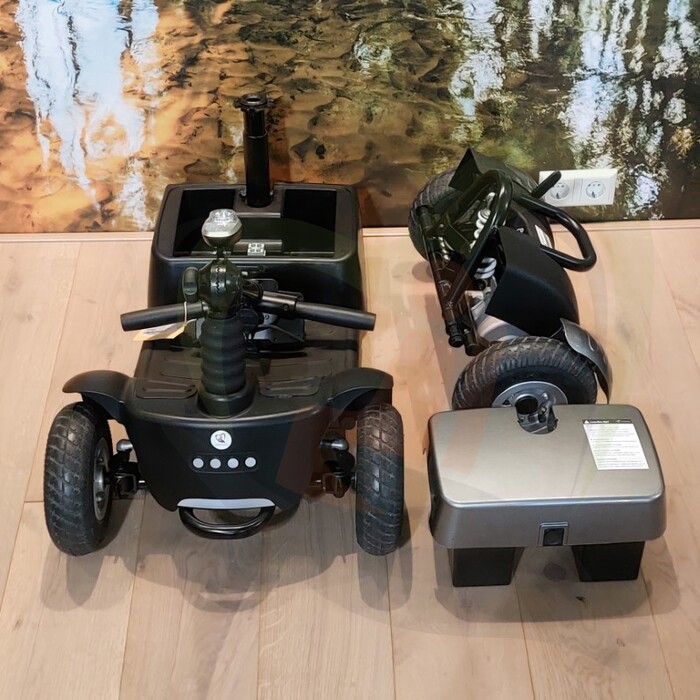 Tweedehands scootmobiel - Life & Mobility Vivo zwart zilver met stokhouder