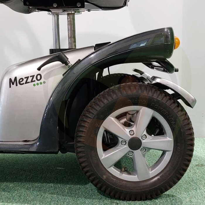 Tweedehands scootmobiel - Life & Mobility Mezzo zwart/zilver