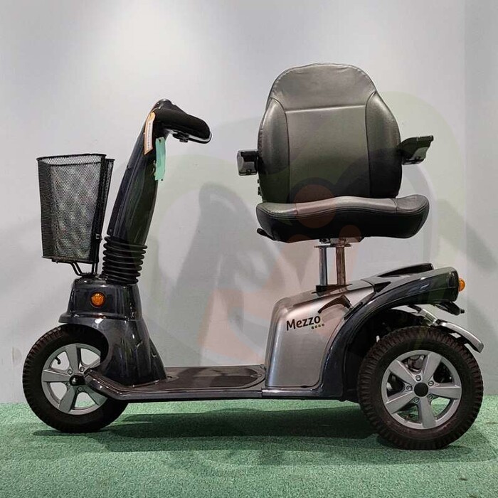 Tweedehands scootmobiel - Life & Mobility Mezzo zwart/zilver
