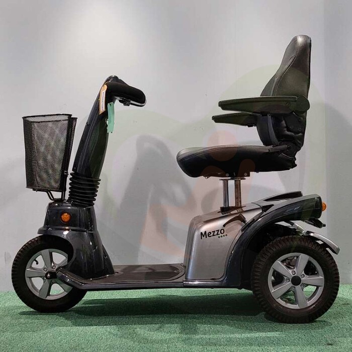 Tweedehands scootmobiel - Life & Mobility Mezzo zwart/zilver