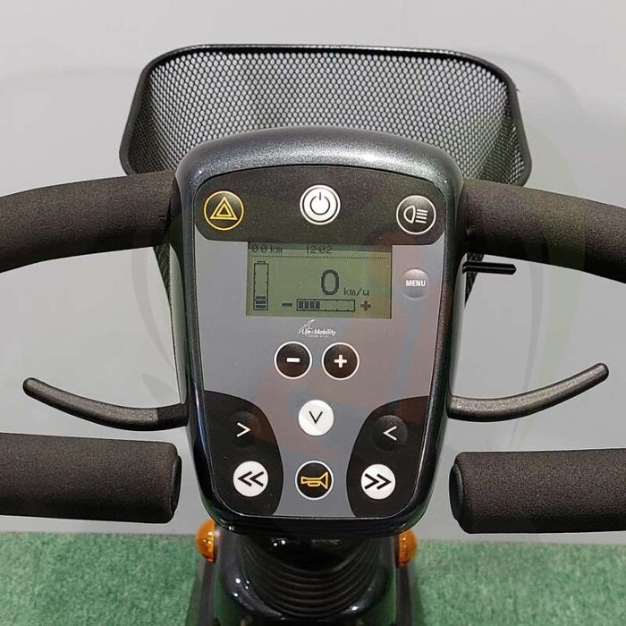 Tweedehands scootmobiel - Life & Mobility Mezzo zwart/zilver