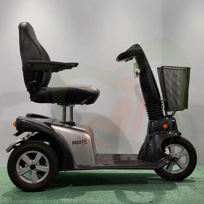 Tweedehands scootmobiel - Life & Mobility Mezzo zwart/zilver