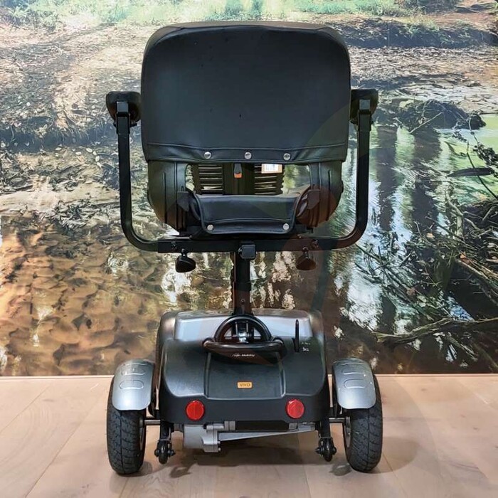 Tweedehands scootmobiel - Life & Mobility Vivo - zwart zilver 4-wiel