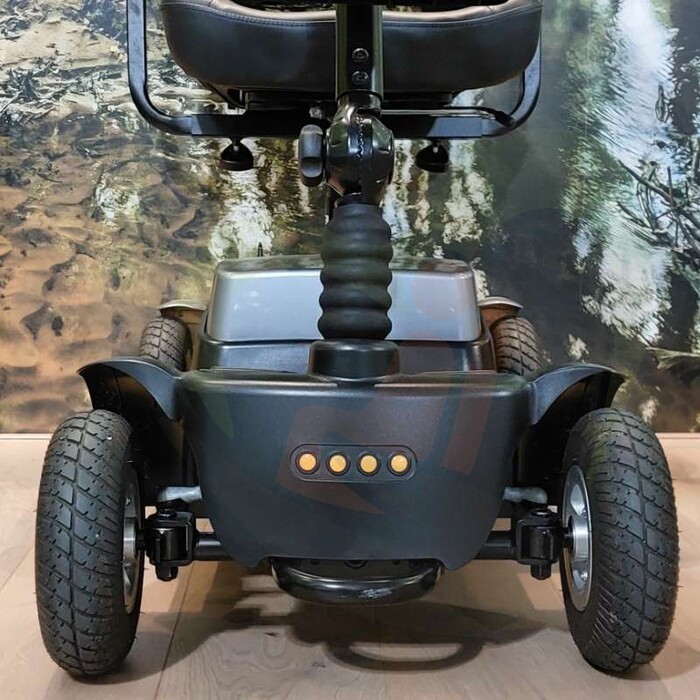 Tweedehands scootmobiel - Life & Mobility Vivo - zwart zilver 4-wiel