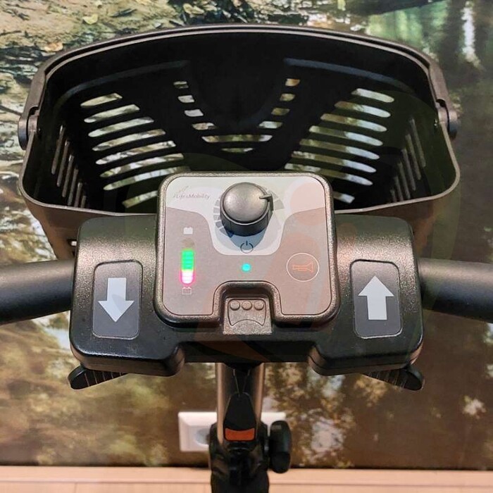Tweedehands scootmobiel - Life & Mobility Vivo - zwart zilver 4-wiel