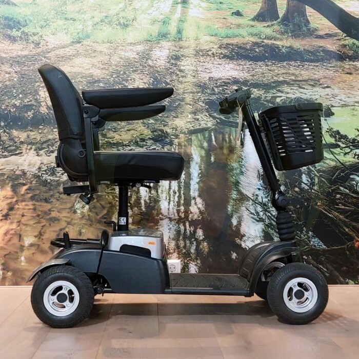 Tweedehands scootmobiel - Life & Mobility Vivo - zwart zilver 4-wiel