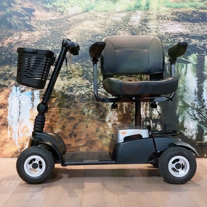 Tweedehands scootmobiel - Life & Mobility Vivo - zwart zilver 4-wiel