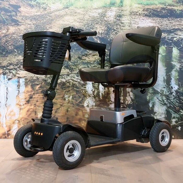 Tweedehands scootmobiel - Life & Mobility Vivo - zwart zilver 4-wiel