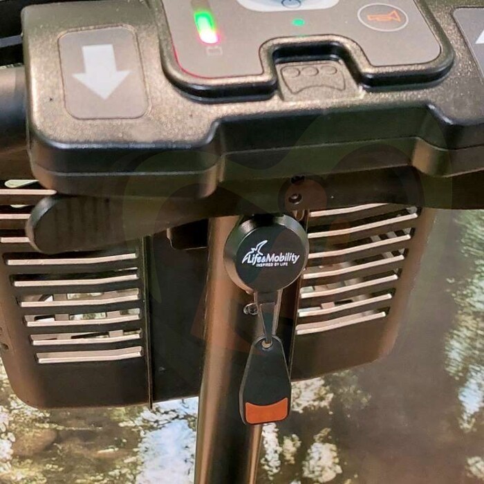 Tweedehands scootmobiel - Life & Mobility Vivo - zwart zilver 4-wiel
