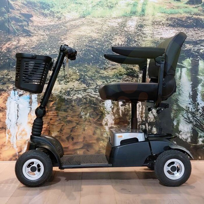 Tweedehands scootmobiel - Life & Mobility Vivo - zwart zilver 4-wiel