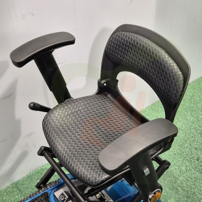 Tweedehands scootmobiel - Mango Bobby Deluxe opvouwbaar - nieuwstaat