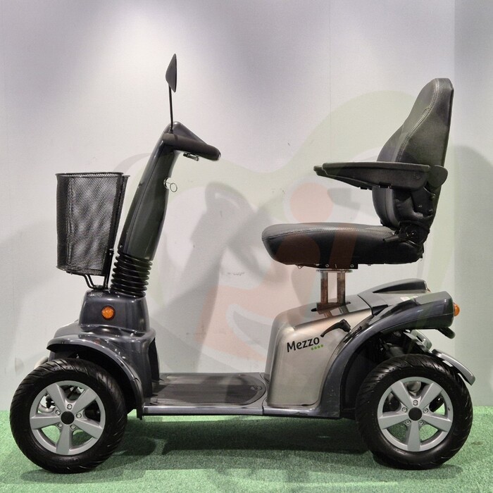 Tweedehands scootmobiel - Life & Mobility Mezzo zwart/zilver 4-wiel