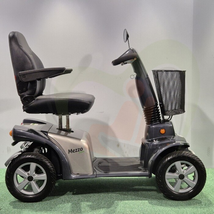 Tweedehands scootmobiel - Life & Mobility Mezzo zwart/zilver 4-wiel