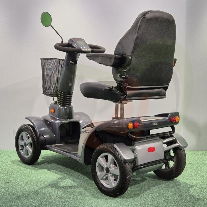 Tweedehands scootmobiel - Life & Mobility Mezzo zwart/zilver 4-wiel