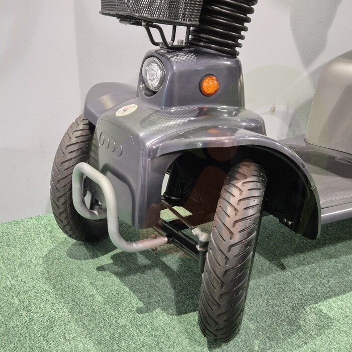 Tweedehands scootmobiel - Life & Mobility Mezzo zwart/zilver 4-wiel