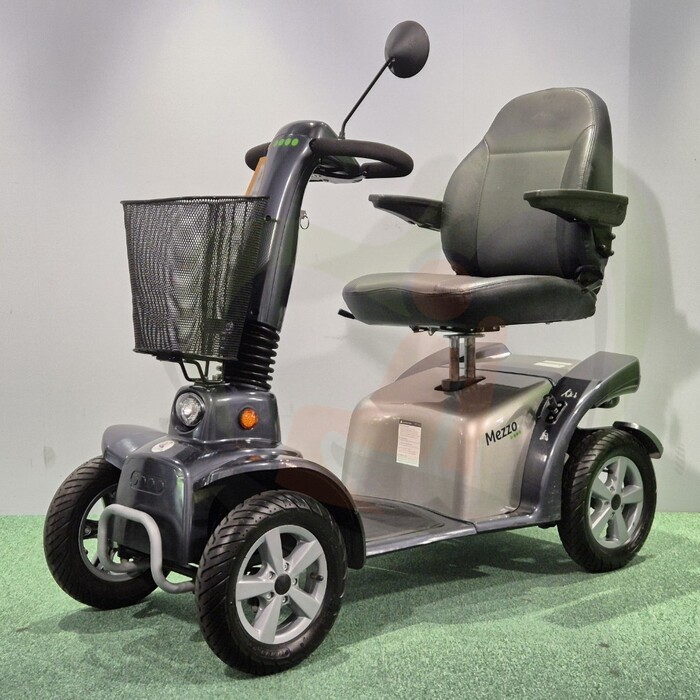 Tweedehands scootmobiel - Life & Mobility Mezzo zwart/zilver 4-wiel