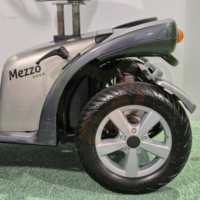 Tweedehands scootmobiel - Life & Mobility Mezzo zwart/zilver 4-wiel