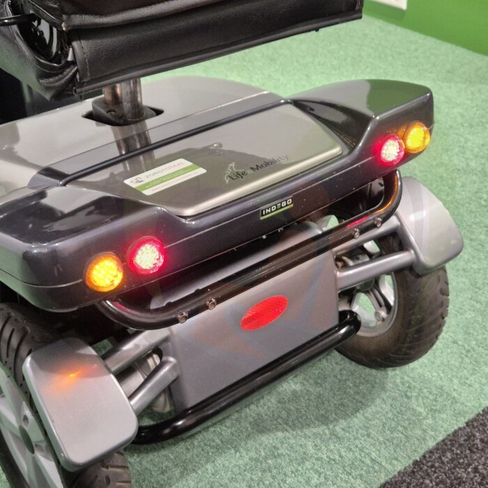 Tweedehands scootmobiel - Life & Mobility Mezzo zwart/zilver 4-wiel