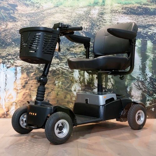 Tweedehands scootmobiel - Life & Mobility Vivo - zwart zilver 4-wiel