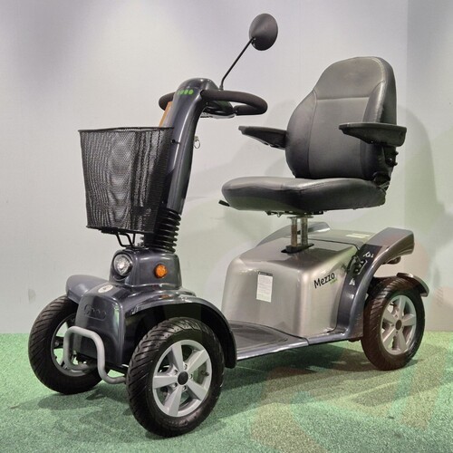 Tweedehands scootmobiel - Life & Mobility Mezzo zwart/zilver 4-wiel
