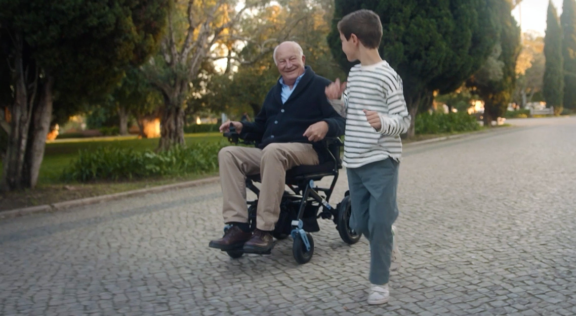 Ontdek de wereld met Plego - Opvouwbare elektrische rolstoel - Vermeiren Plego - Eenvoudig opklapbaar