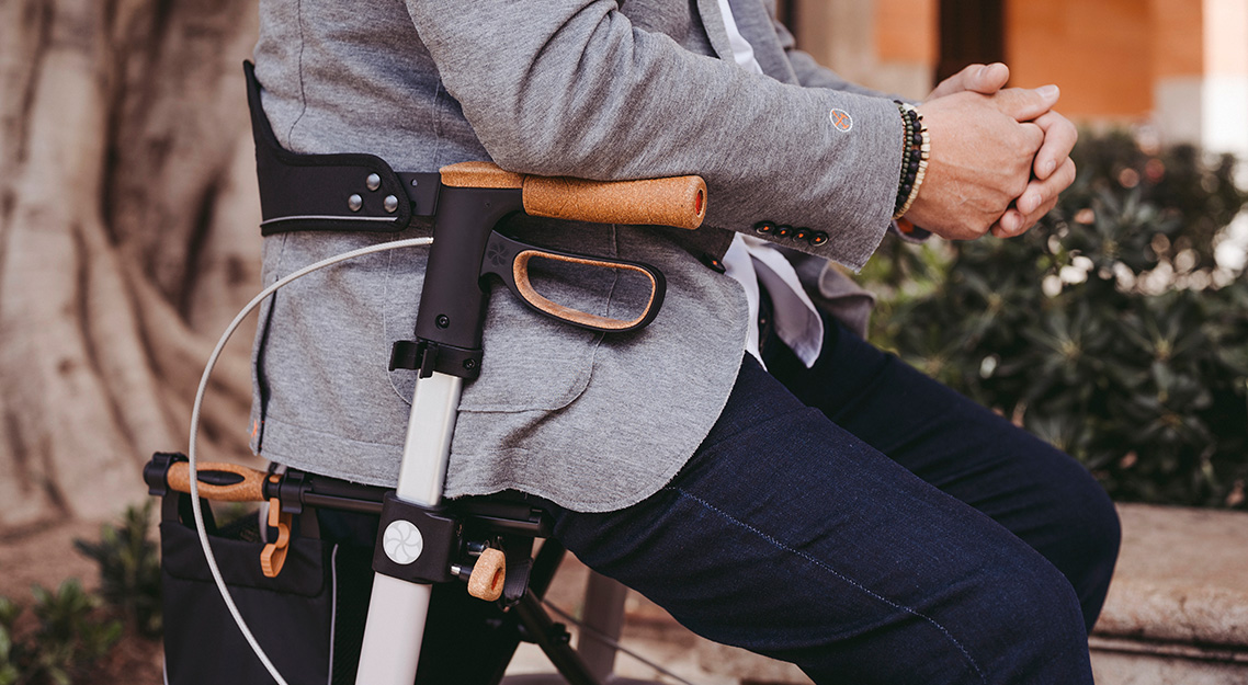 Comfortabel lopen en zitten - Rollator Saljol Carbon - Ultra lichtgewicht design rollator