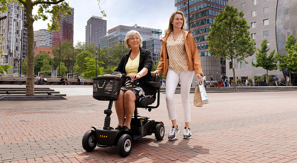 Vivo, de demontabele reisscooter met uitstekende vering - Opvouwbare scootmobiel - Life & Mobility Vivo 4-wiel - Vering en luchtbanden